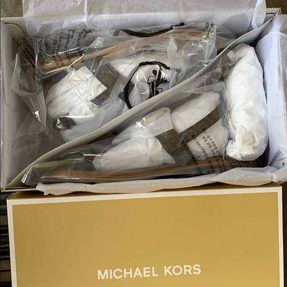 MICHAEL KORS AUBREY CHARM THONG MINI MO LOGO PVC - Picture 2 of 16